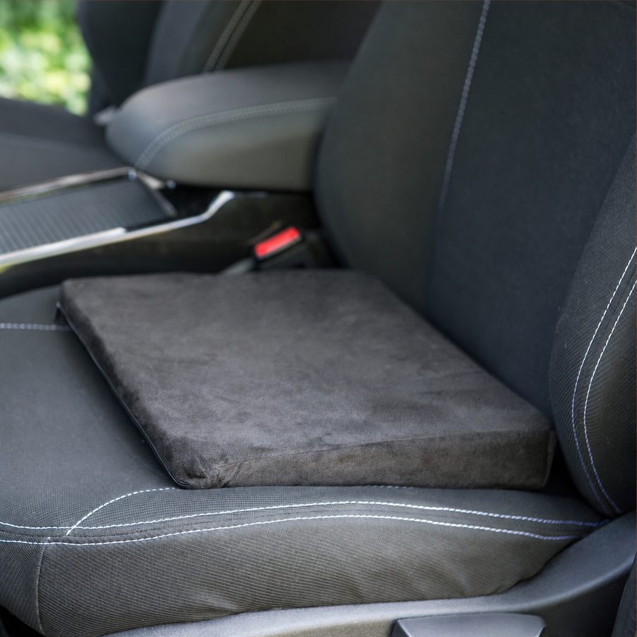 Coussin d'assise biseauté à mémoire de forme posé sur le siège conducteur d'une voiture
